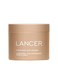 Runder, beiger Behälter mit einer glatten, matten Oberfläche. Das Frontetikett zeigt weißen Text: "LANCER THE METHOD: BODY NOURISH" in zwei Sprachen.