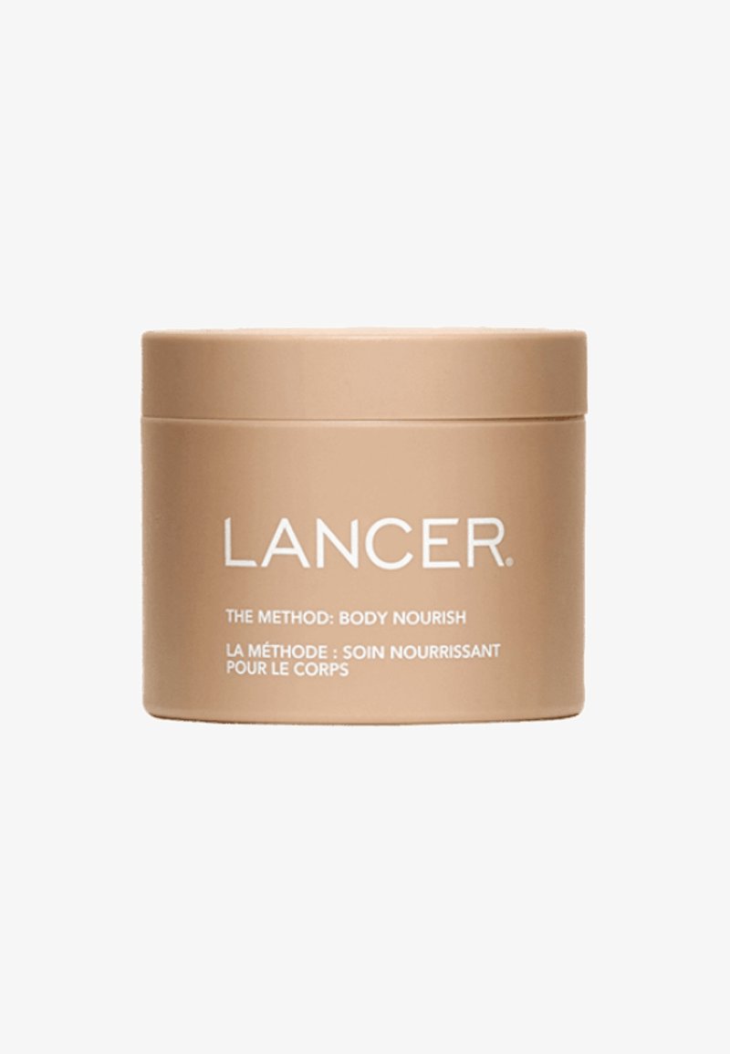 Runder, beiger Behälter mit einer glatten, matten Oberfläche. Das Frontetikett zeigt weißen Text: "LANCER THE METHOD: BODY NOURISH" in zwei Sprachen.