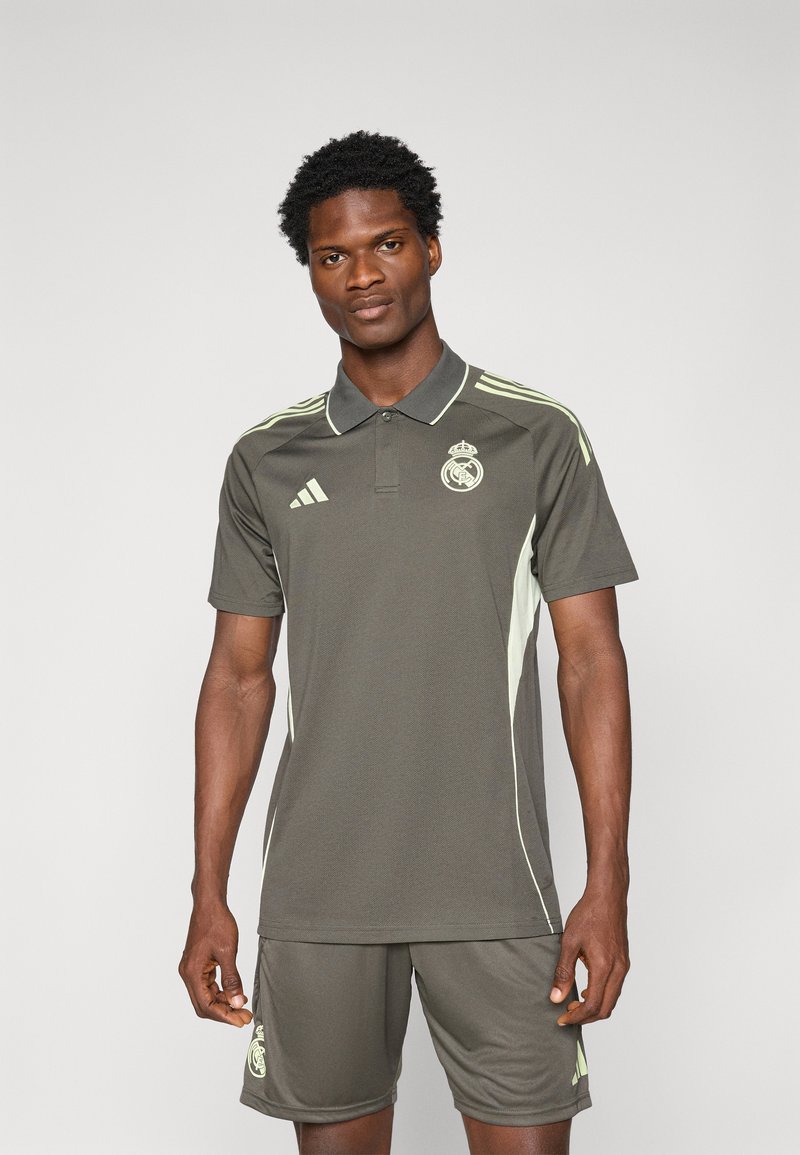 Grå Adidas polo- og shorts-sæt med lysegrønne accenter, logo på venstre bryst og en stoftekstur, der transporterer fugt væk.