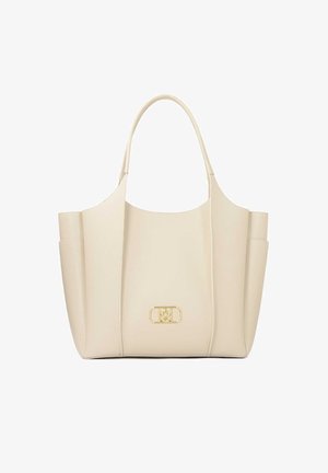 Beżowa skórzana torba tote z dwiema bocznymi kieszeniami, gładką fakturą, zaokrągloną górą oraz zapięciem z hardware w złotym odcieniu z przodu.