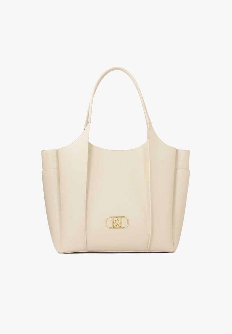 Bežová kožená taška přes rameno s dvěma bočními kapsami, hladkým povrchem, zaobleným vrškem a zapínáním ze zlaceného kovu na přední straně.