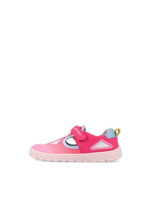 Zapatilla deportiva infantil rosa con paneles de malla, tira de velcro, collarín azul en el talón y suela beige clara, mostrada de perfil.