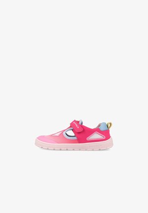 Zapatilla deportiva infantil rosa con paneles de malla, tira de velcro, collarín azul en el talón y suela beige clara, mostrada de perfil.