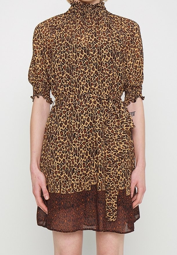 Vestido de estampado de leopardo con un alto escote fruncido, mangas cortas abullonadas y una cintura ajustada. Diseño en capas con un dobladillo más oscuro.