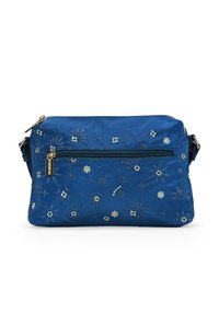 Borsa a tracolla in nylon blu con ricami floreali, accessori in oro, tasca frontale con zip e tracolla regolabile. Texture liscia e forma rettangolare.