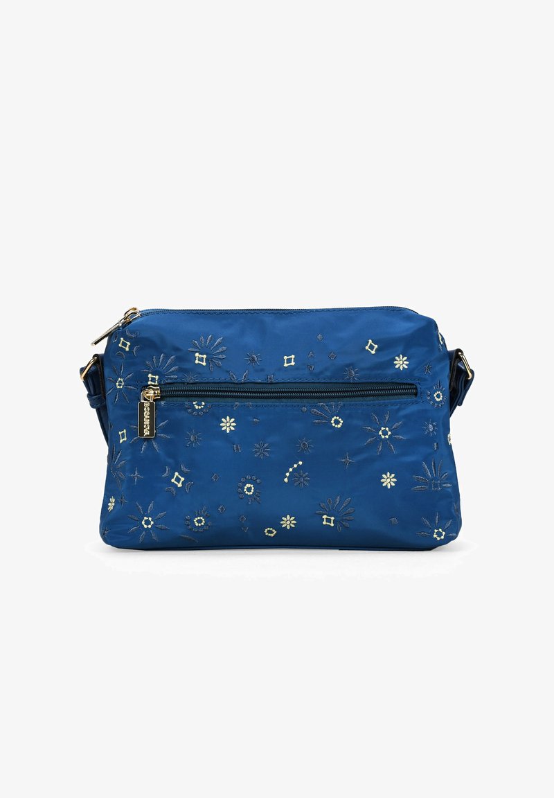 Borsa a tracolla in nylon blu con ricami floreali, accessori in oro, tasca frontale con zip e tracolla regolabile. Texture liscia e forma rettangolare.