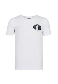 Weißes Baumwoll-T-Shirt mit rundem Ausschnitt und kurzen Ärmeln, mit einem schwarzen gestickten "CB"-Logo auf einer Tasche. Einfaches Design.