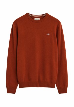 Roodbruin sweater van zacht materiaal, met een ronde hals, geribde manchetten en een klein geborduurd logo op de linkerborst.