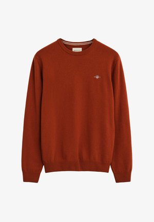 Rustfarbener Pullover aus weichem Material, mit Rundhalsausschnitt, Rippbündchen und einem kleinen gestickten Logo auf der linken Brust.