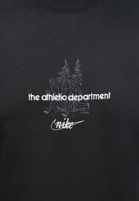 Μαύρο βαμβακερό φούτερ με γραφικό εκτύπωσης δύο δρομέων και κείμενο "the athletic department" πάνω από το λογότυπο της Nike σε λευκό χρώμα.