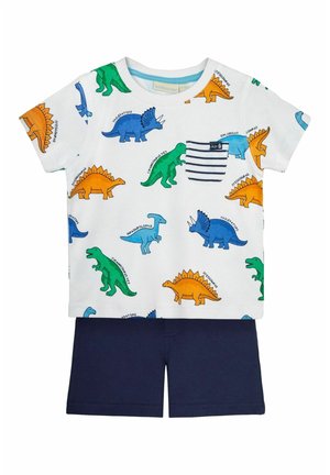 Lyhythihainen valkoinen t-paita dino-kuvioilla, yhdessä sinisten ja oranssien shortsien kanssa. Taskussa on raidalliset yksityiskohdat, ja se on valmistettu pehmeästä puuvillakankaasta.