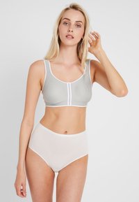 Bralet gri deschis cu detalii albe, realizat dintr-o țesătură moale cu textură, având un guler rotund, asociat cu chiloți albi cu talie înaltă.
