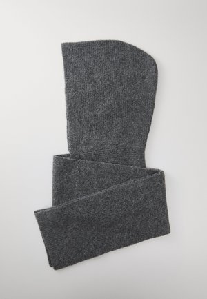 Grijze wol sjaal, met tekstuur waarbij de tricot gebreid is, rechthoekige vorm, iets taps toelopend aan één kant, met een zachte en warme uitstraling, plat gelegd op een lichte achtergrond.