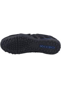 Czarna podeszwa sneakersów ma teksturowaną gumową powierzchnię z okrągłymi wzorami oraz wyraźnym niebieskim logo "GEOX". Zaprojektowana dla przyczepności i komfortu.