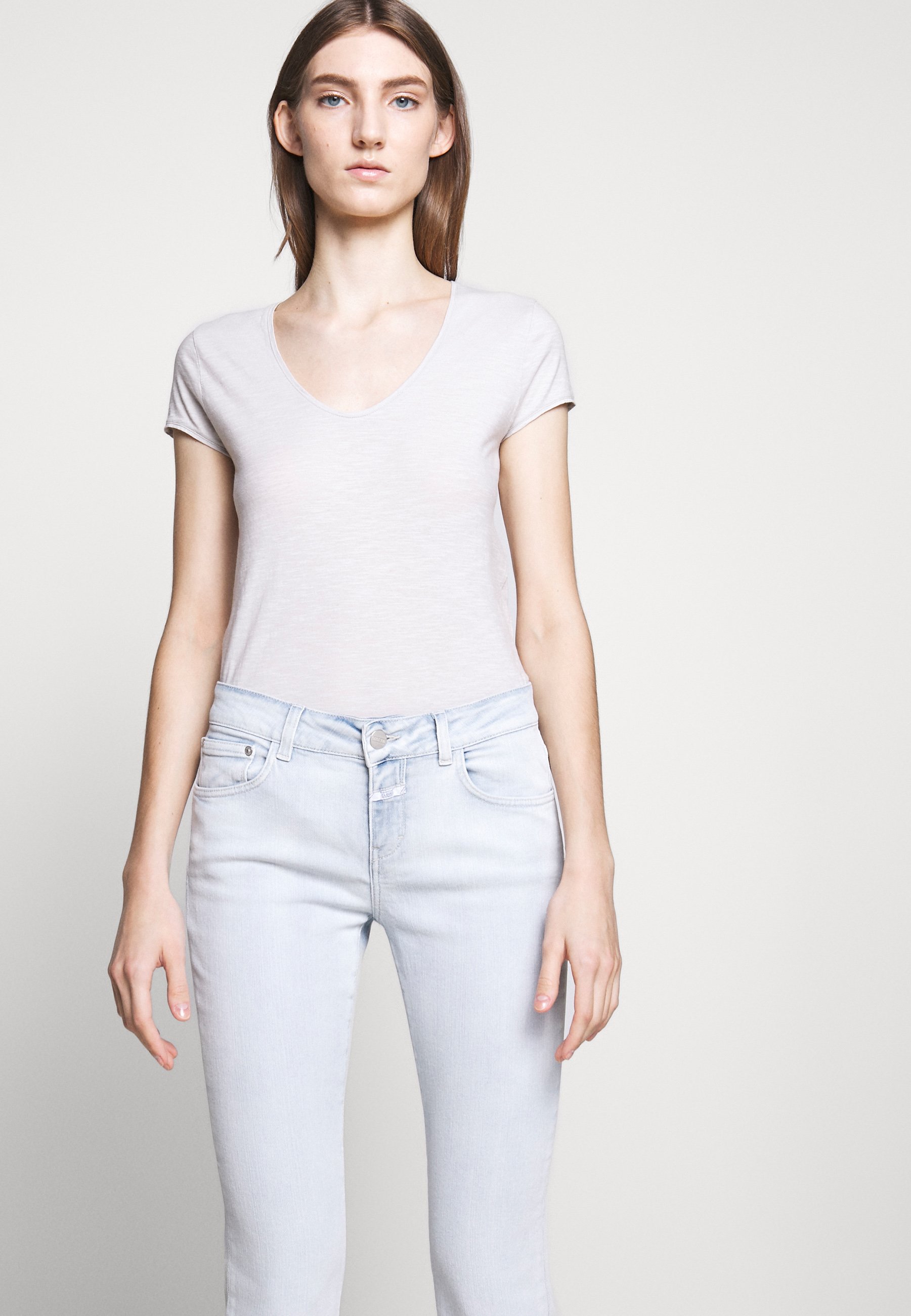 closed slim fit mid waist