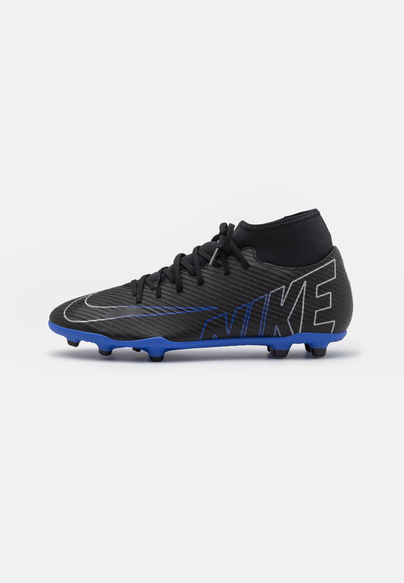 Scarpette da calcio nere con tomaia testurizzata, caratterizzate da accenti blu e un grande logo Nike. Design alta con sei tacchetti neri per la trazione.