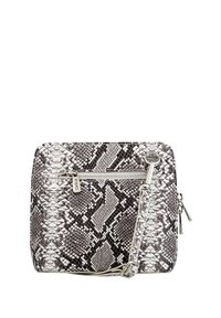 Borsa con motivo a pelle di serpente strutturato in nero e argento. Presenta una tasca frontale con zip e una tracolla con catena. Forma rettangolare compatta.