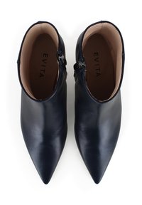 Stivaletti in pelle blu scuro alla caviglia con punta appuntita, dotati di zip laterali e una texture liscia. La fodera interna è di un beige chiaro.