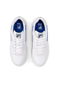 Baskets blanches avec des accents bleus, dotées d'une tige en cuir lisse, d'un col rembourré et d'une semelle en caoutchouc texturée. Logo affiché sur la languette.