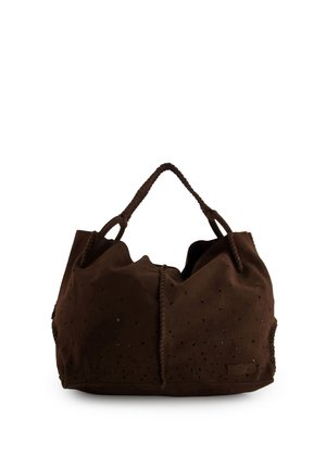 Bruine suède totebag met gevlochten handvatten en kleine decoratieve uitgesneden patronen, weergegeven tegen een witte achtergrond.