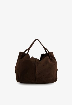 Sac fourre-tout en daim marron avec poignées tressées et petits motifs décoratifs découpés, présenté sur un fond blanc.