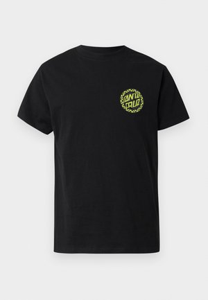 Crna majica kratkih rukava s malim žutocretnim kružnim logotipom "Santa Cruz" na lijevoj strani prsnog koša.