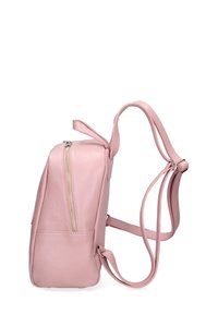 Zaino in pelle rosa con una texture liscia, una cerniera laterale e spallacci regolabili. Forma rettangolare compatta, ideale per l'uso quotidiano.