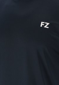 Mörkblå kortärmad skjorta i slätt tyg, med en vit "FZ" logotyp på övre vänstra sidan. Enkel design och passform.