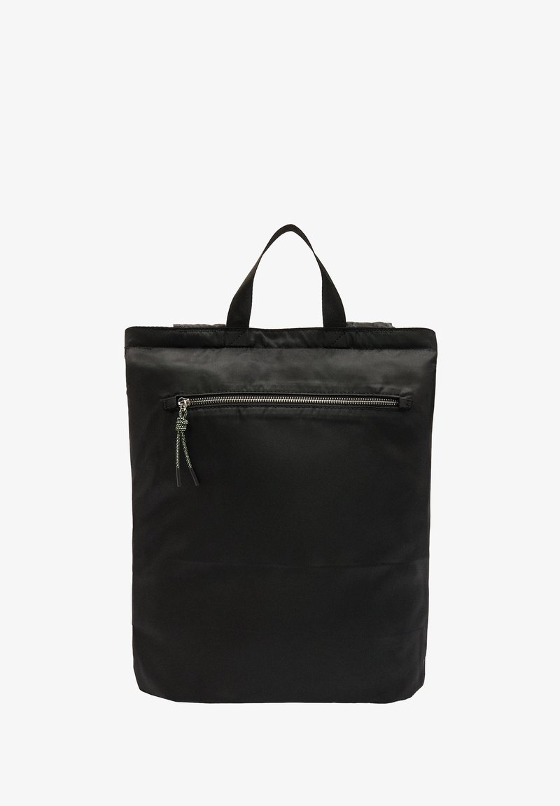 Czarna torba tote z nylonu o kwadratowym fasonie, solidnymi uchwytami i zapinaną na zamek zewnętrzną kieszenią. Charakteryzuje się gładką teksturą i minimalistycznym stylem.