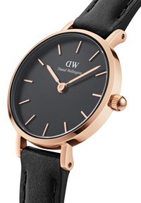 Zwarte leren horlogeband met een ronde roségouden kast, zwarte wijzerplaat en roségouden uurmarkers. Bevat een kroon aan de zijkant voor aanpassingen.