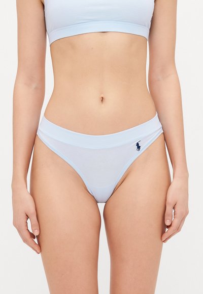 Hellblaues Baumwoll-String mit einem weichen Bund, der auf der linken Seite ein dunkelblaues gesticktes Logo trägt. Glatte Textur und minimale Abdeckung.