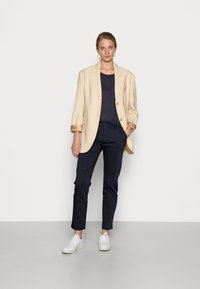 Mos Mosh TEE - T-shirt estampada - salute navy