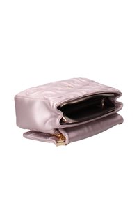 Borsa a mano in pelle rosa con design trapuntato, hardware dorato, presenta due scomparti e chiusura con cerniera. Texture liscia e forma strutturata.