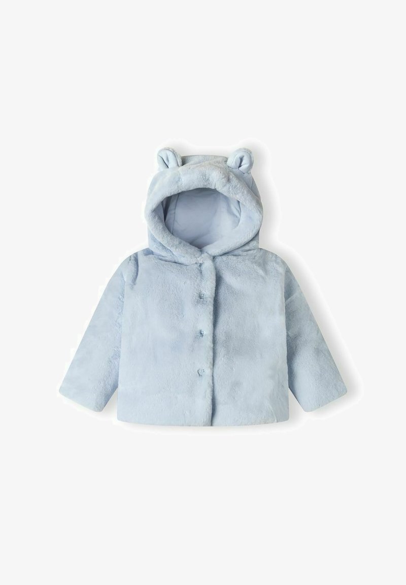 Manteau en polaire bleu clair avec une capuche ornée d'oreilles d'ours, fermeture à boutons, et tissu doux et texturé. Idéal pour la chaleur et le confort.