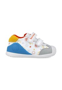 Sneaker bianca con motivi multicolore, accenti grigi e blu, e doppie cinghie in velcro. Suola in gomma con una finitura testurizzata.