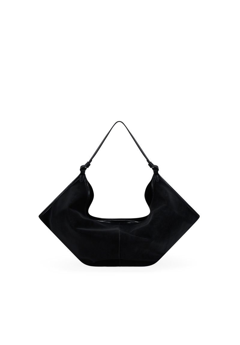Bolso de hombro de cuero negro con un diseño angular y geométrico. Presenta una abertura amplia, textura suave y una sola correa ajustable.