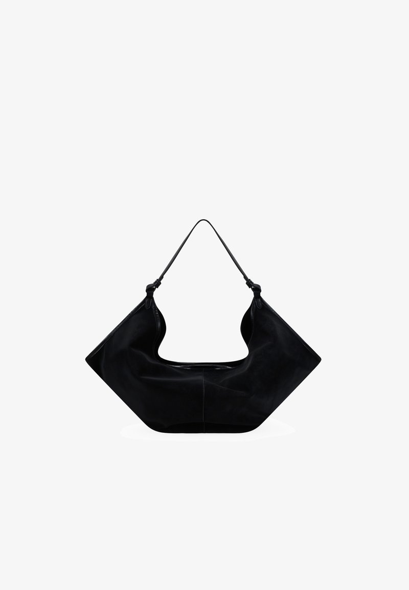 Bolso de hombro de cuero negro con un diseño angular y geométrico. Presenta una abertura amplia, textura suave y una sola correa ajustable.