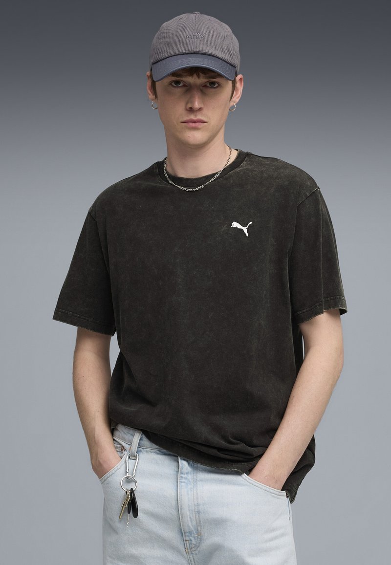 Puma ESSENTIALS ELEVATED RELAXED WASH - Jednoduché tričko - black
