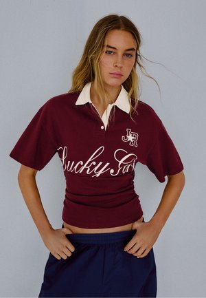 Bershka, PRINTED WAIST-DETAIL SHORT SLEEVE - POLO SHIRT - Polokošeľa - bordeaux