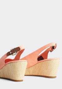 Tommy Hilfiger ICONIC ELBA SLING BACK WEDGE - Wedge sandals - island coral