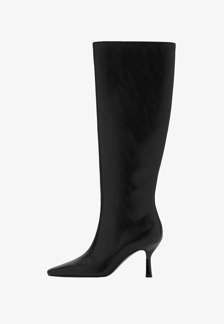 Stivale in pelle nera al ginocchio con punta affusolata e tacco a stiletto. Texture liscia e design elegante, senza hardware o decorazioni visibili.