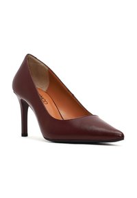 Pointe fine en cuir bourgogne avec un talon haut, texture lisse et un talon élancé. L'intérieur présente une doublure tan.