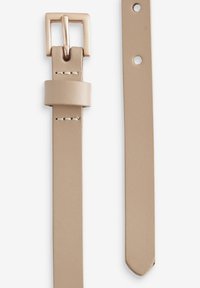 Sangle de ceinture en cuir beige avec une boucle en métal doré poli, présentant des coutures soignées et plusieurs trous pour les réglages de taille.