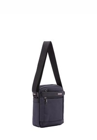 Borsa messenger nera con tracolla regolabile, dotata di scomparto principale con zip e tasca frontale, realizzata in tessuto testurizzato con una base liscia.