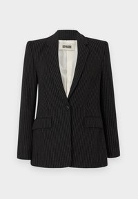 Czarna marynarka w paski z pojedynczym zapięciem na guzik, klapami typu notch, podwójnymi kieszeniami z przodu oraz gładką podszewką.