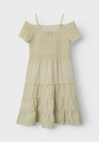 Ljusgrön blommig klänning med off-shoulder-design, smockad midja och lager-på-lager volangkjol. Har justerbara axelband och mjuk tygstruktur.