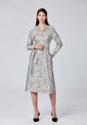 PORTEFEUILLE IMPRIMÉE À COL ITALIEN - Robe chemise - beige
