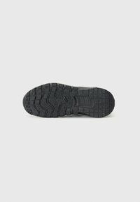 Suola di scarpa in gomma nera con scanalature profonde e un motivo testurizzato. Presenta contorni distintivi per una migliore aderenza e stabilità.