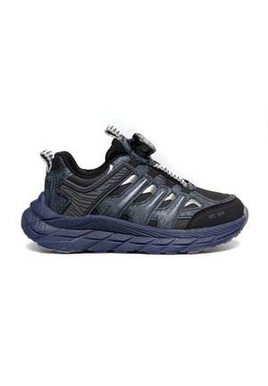 Czarno-navy sportowe buty z chropowatą siateczką, elastyczną podeszwą i systemem zapięcia na pokrętło na języku. Posiadają odblaskowe akcenty.