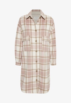 Robe chemise longue à boutons avec un motif à carreaux rose et blanc, dotée de deux poches poitrine et d'un col classique.